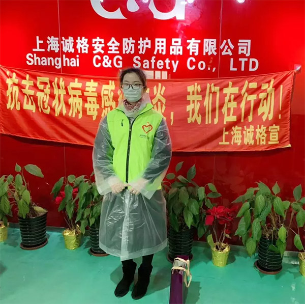 攜手戰(zhàn)“疫”，逆風而上，上海志愿者助力抗疫防護服生產