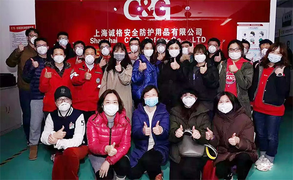 攜手戰(zhàn)“疫”，逆風而上，上海志愿者助力抗疫防護服生產