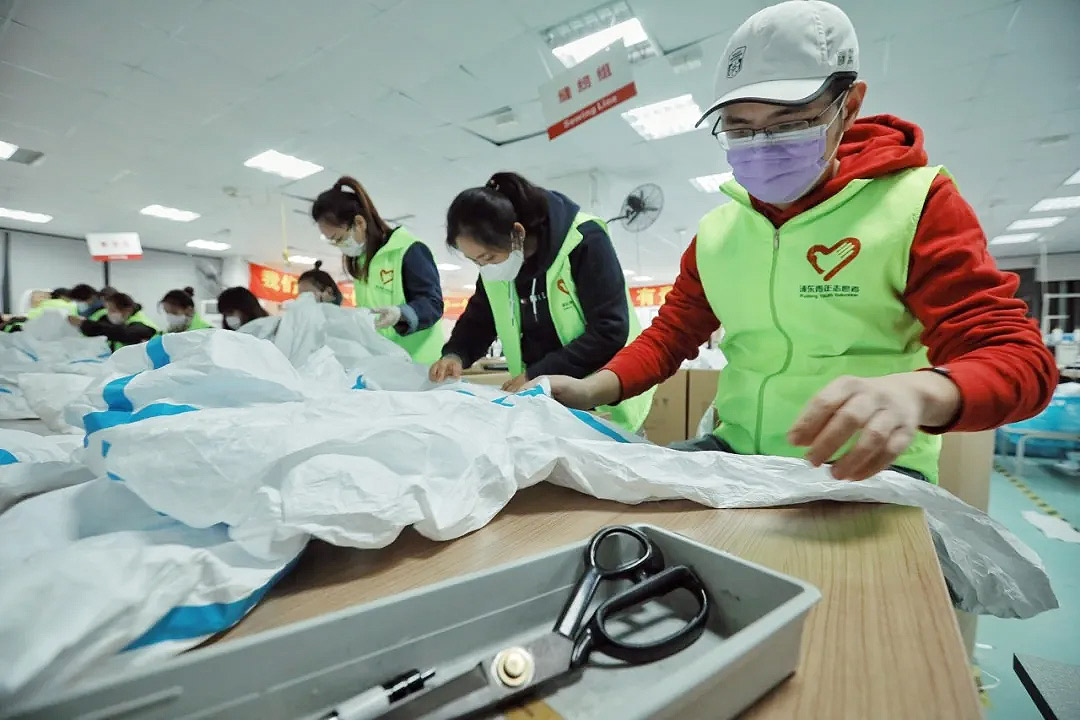 這些“守護(hù)者”們?cè)谏虾Ｕ\(chéng)格干了件大事！——20天，750人次，經(jīng)手近4萬(wàn)件防護(hù)服！